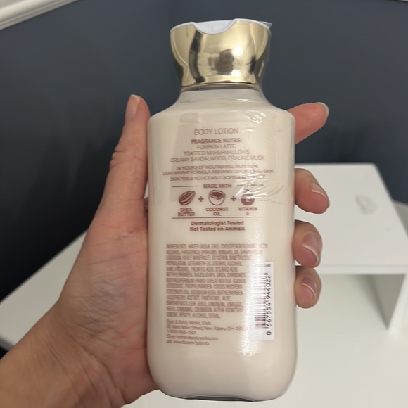 Bath & Body Works 8 fl.oz Body Lotion Bundle of (2) Body Lotions - Picture 3 of 4